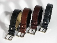 Men belts - Classic Gentleman belts -  Klasièni moški usnjeni pasovi so sestavljeni iz dveh plasti. Moški usnjeni pasovi so izdelani iz zelo kvalitetnega govejega usnja, serija 090000. Usnjeni pasovi izvedbe premium so  podloženi s pravim usnjem, v izvedbi klasik so moški pasovi podloženi s plastjo iz recikliranega usnja. Moški pasovi imajo zaponko na usnjenem jezièku z vijakom pritrjeno na usnjen pas kar vam omogoèa enostavno krajšanje.